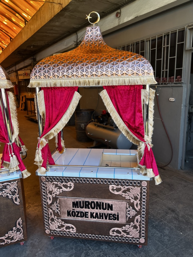 kahveci güzeli kumda kahve